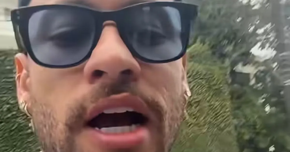 Neymar vota em Santos com camisa do clube e recebe carinho de fãs