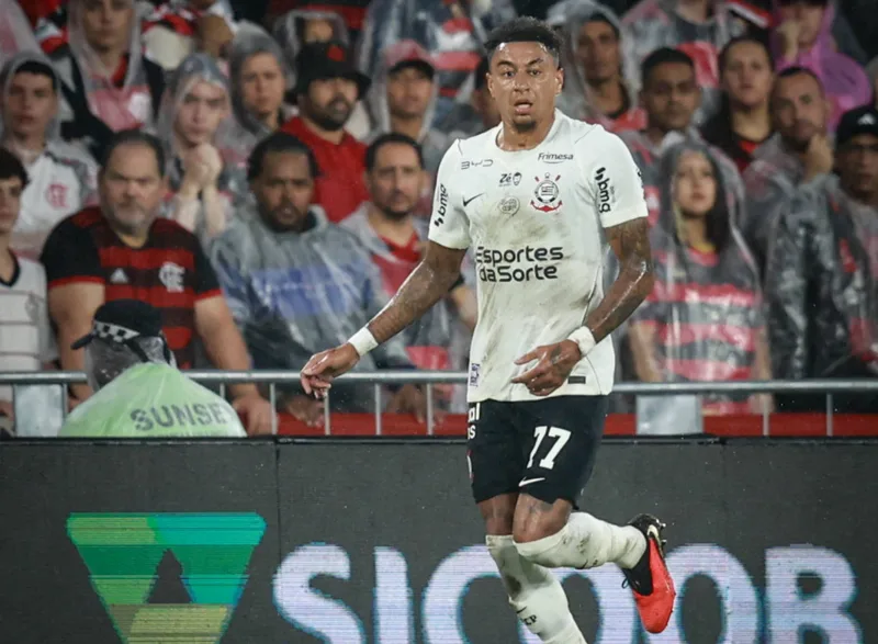 Lingard retoma sequência como titular e fecha jogo inteiro pelo Corinthians