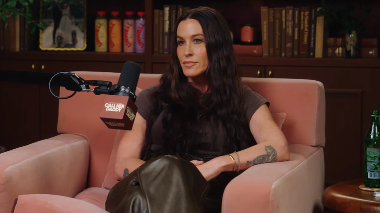 Alanis Morissette relata depressão pós-parto nas três gestações