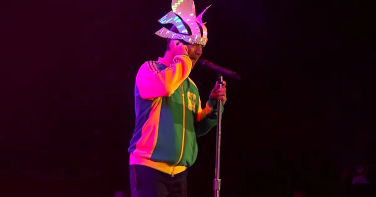 Jay Kay conduz Jamiroquai em show marcado por figurinos e improvisos no Rock in Rio