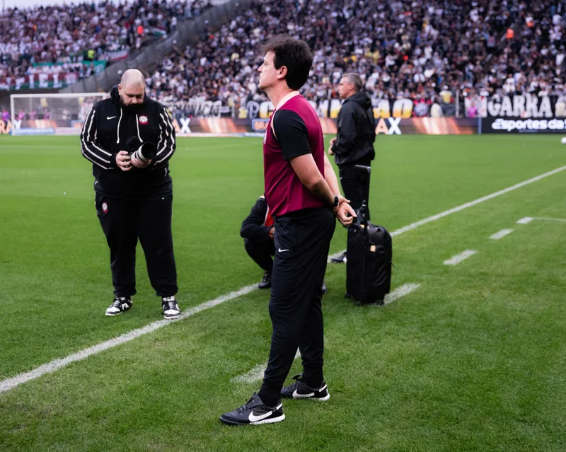 Corinthians sofre virada do Fluminense e chega à sexta derrota no Brasileiro
