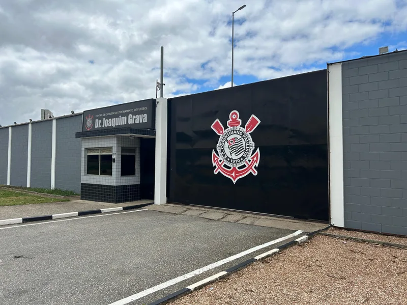 Torcidas do Corinthians vão ao CT para conversar com jogadores após queda na Libertadores