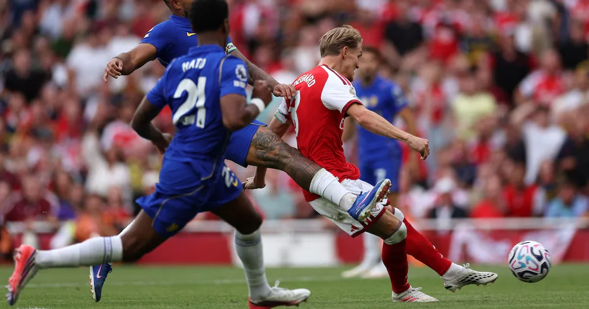 Arsenal vence Chelsea de virada e mantém campanha perfeita na Premier League