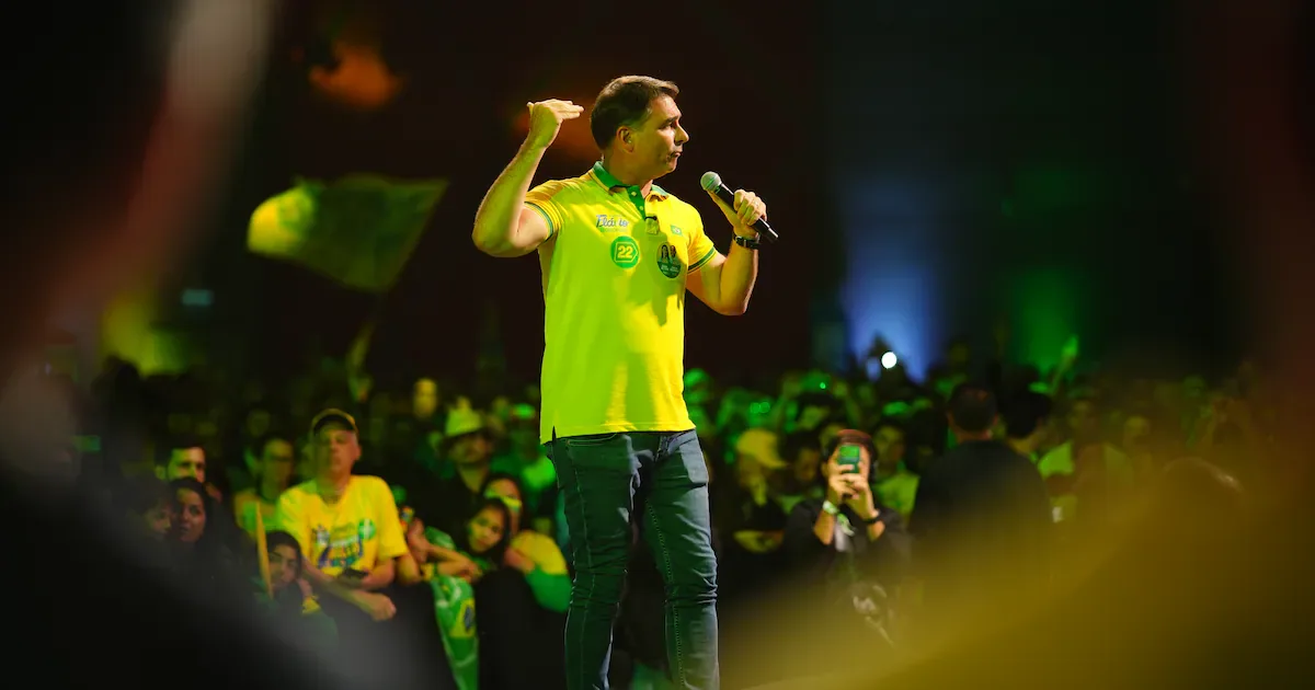 Flávio Bolsonaro propõe programa para jovens empreendedores em discurso em SC