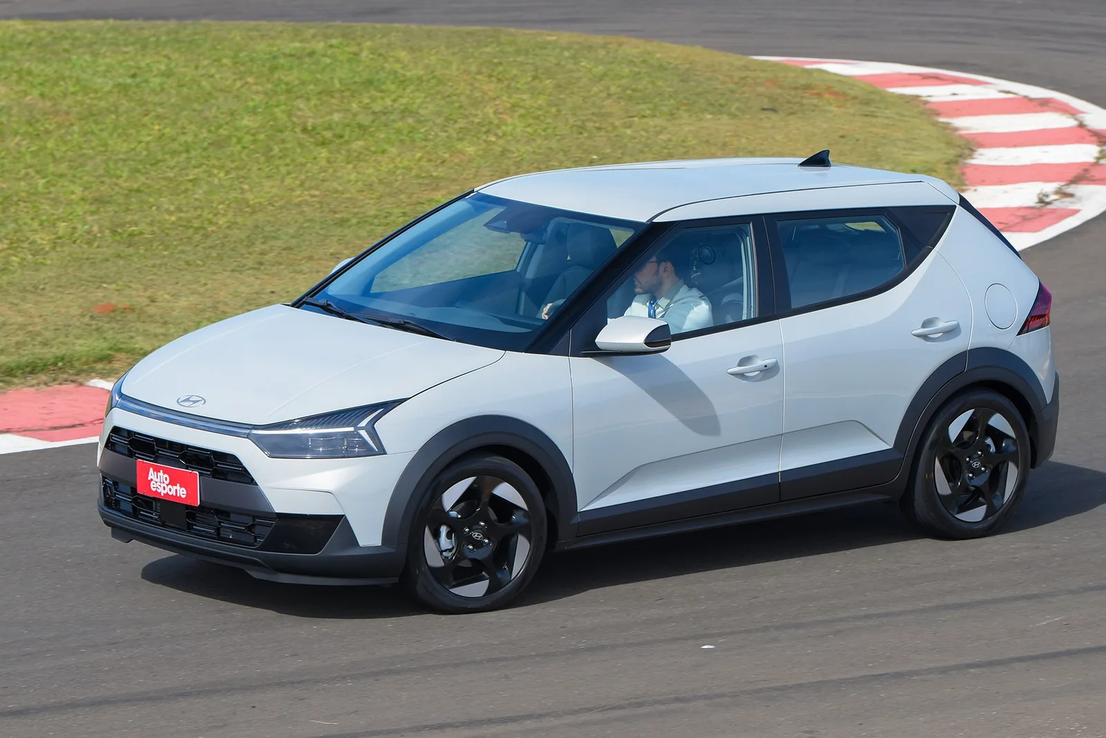 Hyundai i20 Ultimate 2027 combina tecnologia e espaço, mas tem desempenho limitado