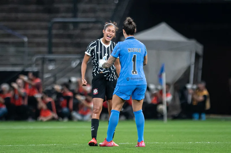 Corinthians chega à final feminina e terá dúvida na defesa