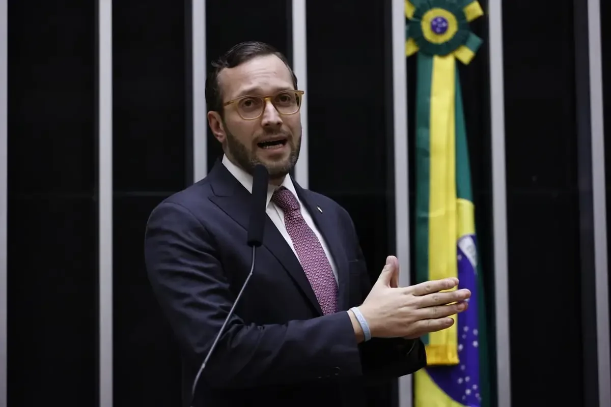 Comissão presidida por Filipe Barros aprovou moção de louvor a Trump horas antes do tarifaço