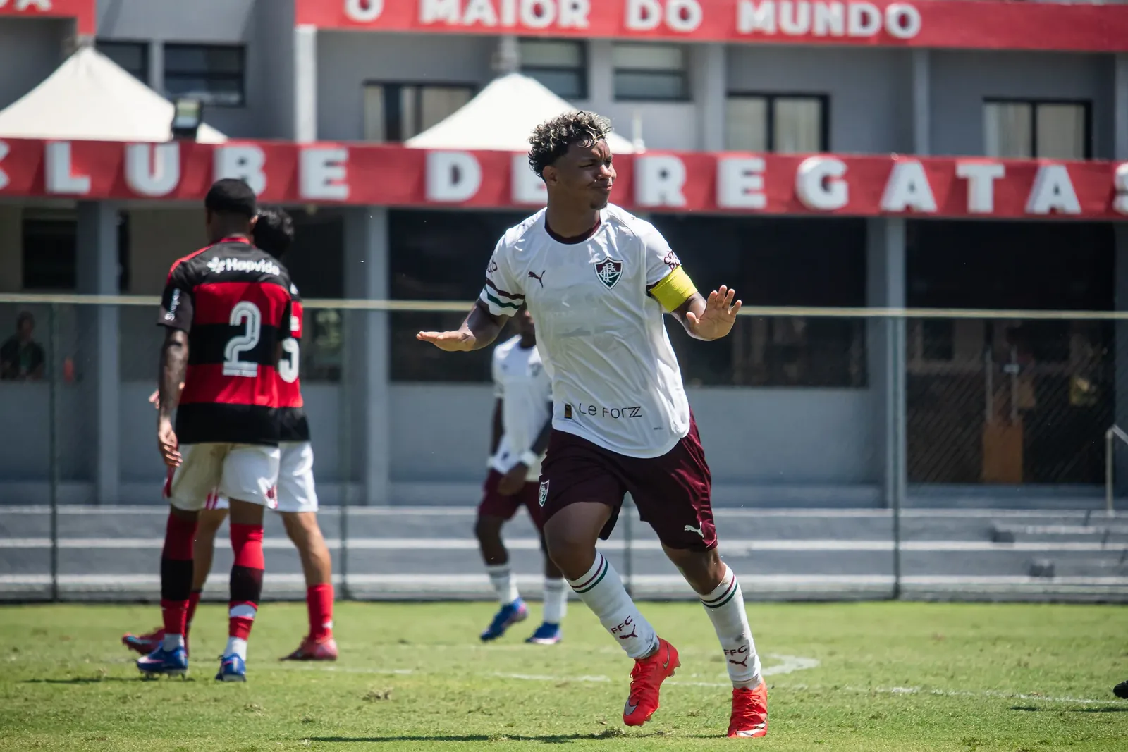 Wesley Natã explica abraço de Fred após golaço em clássico pelo Carioca Sub-20