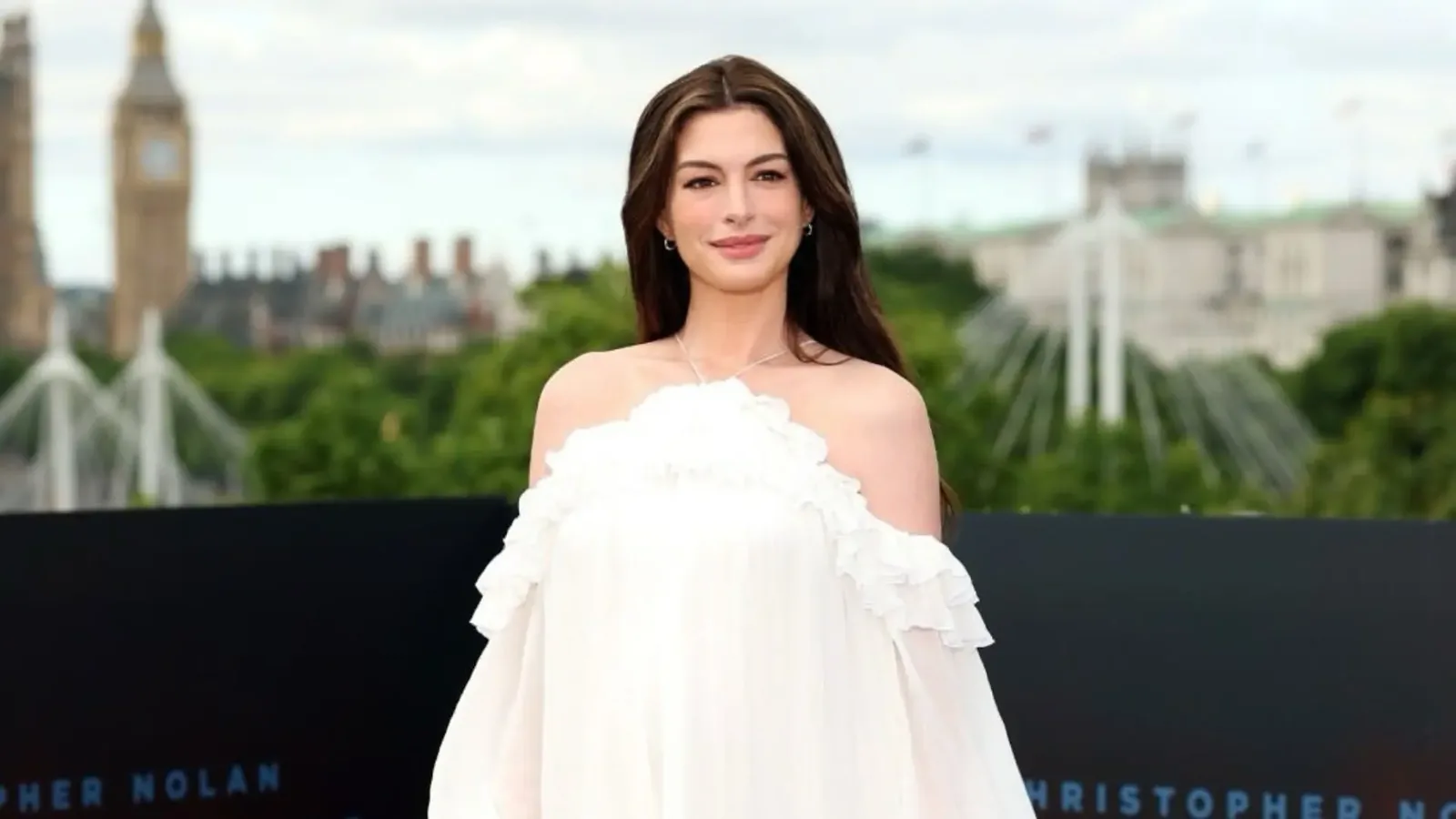 Anne Hathaway diz que Rihanna inspirou seus looks durante a gravidez