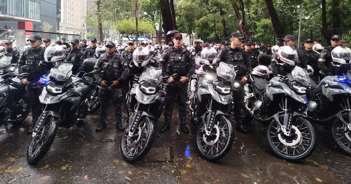 Fuzis em motos dividem especialistas na nova estratégia da PM de São Paulo