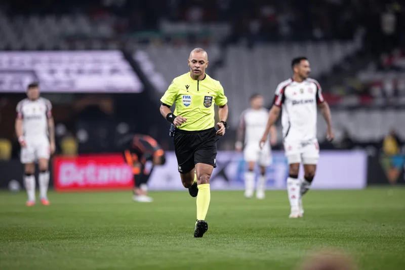 Wilton Pereira Sampaio apita Corinthians x Flamengo pelo Brasileirão