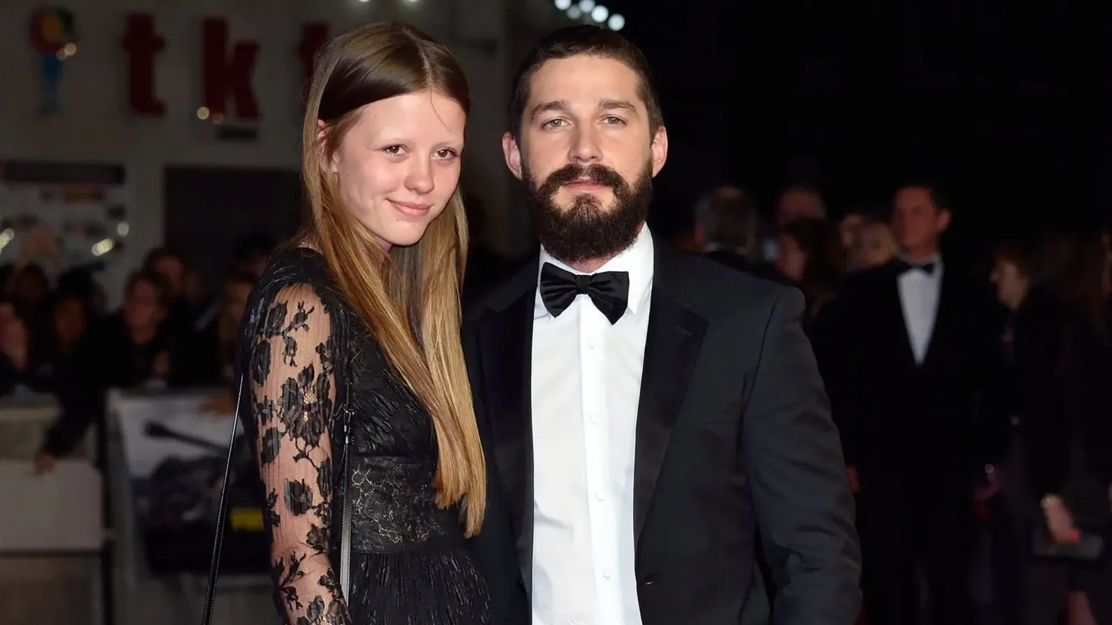 Mia Goth pede divórcio de Shia LaBeouf e solicita guarda da filha