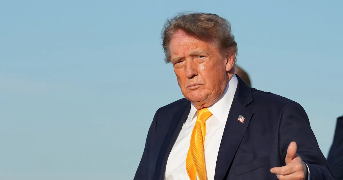 Cabelo de Trump aparece mais escuro durante chegada a clube de golfe