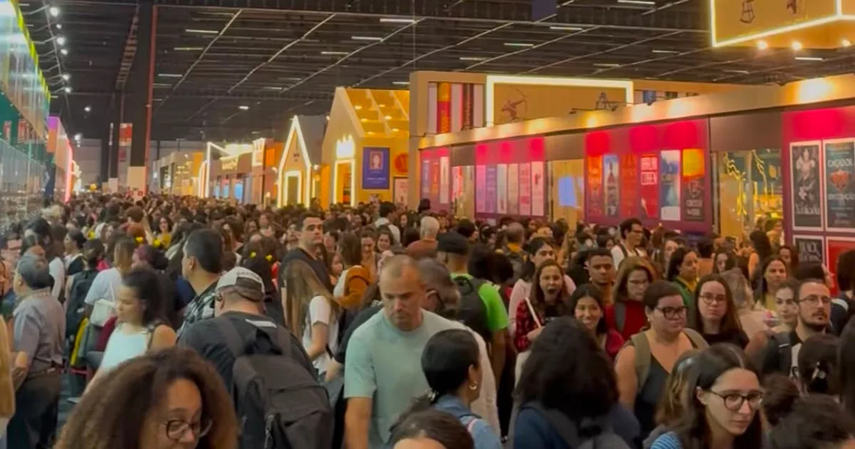 Bienal de São Paulo tem filas de até 1h30 e acesso difícil aos estandes