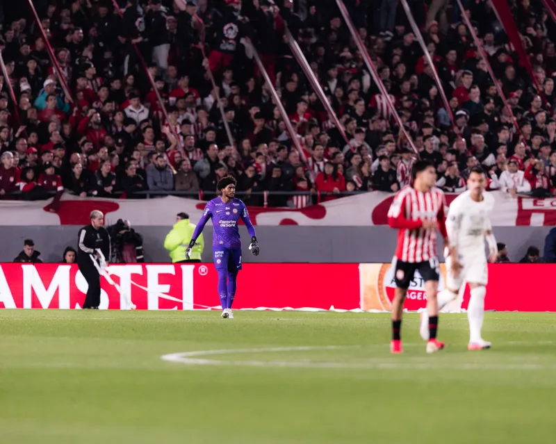 Hugo Souza se destaca, e Corinthians empata com Estudiantes por 1 a 1