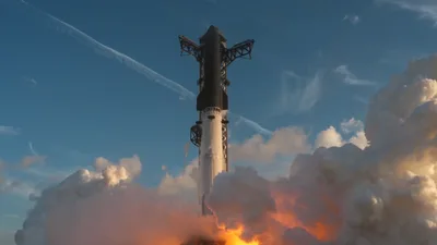 Starship chega à órbita no 14º voo, apesar de falha em motor