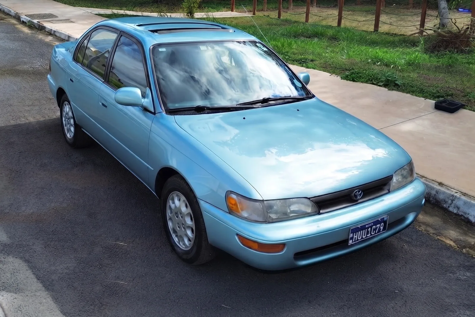 Corolla LE 1994 preserva acabamento original e baixa quilometragem