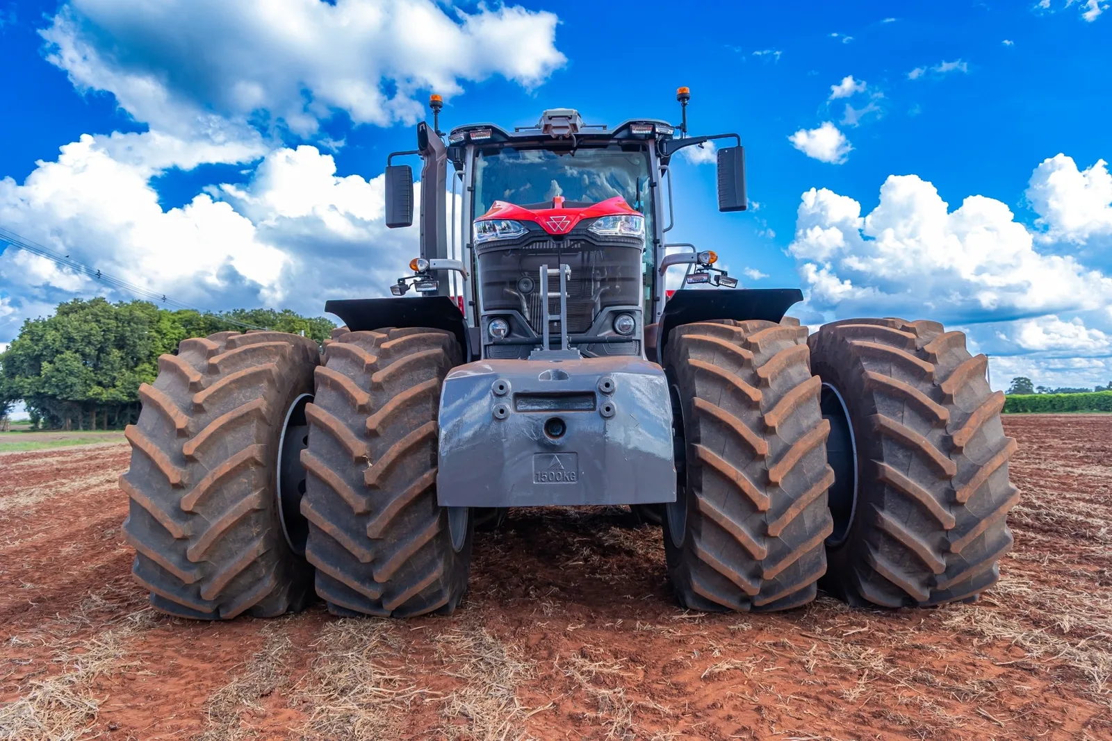 Massey Ferguson 9S combina 425 cv e plantadeira de 30 linhas