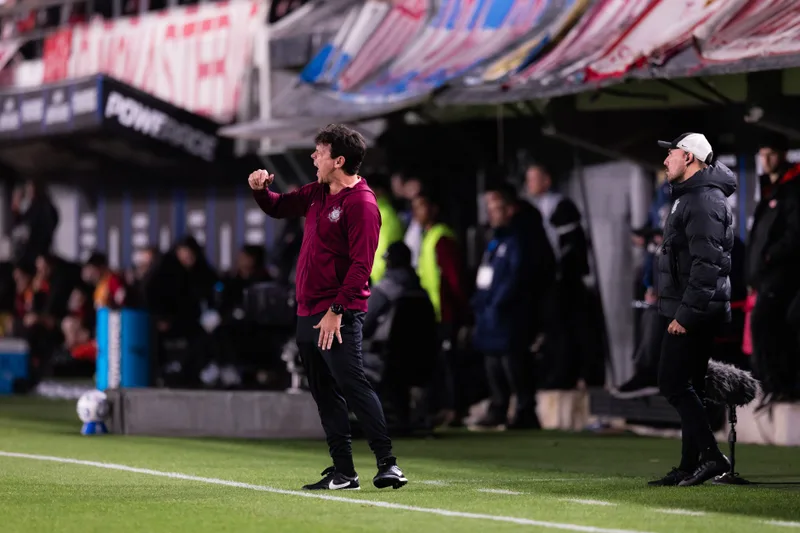 Fernando Diniz mantém invencibilidade no mata-mata da Libertadores
