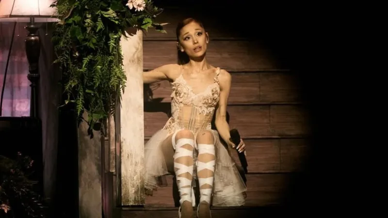Ariana Grande disponibiliza álbum ao vivo com 12 faixas de “Petal”