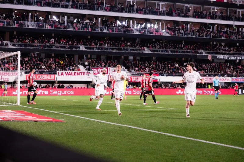 Corinthians empata com Estudiantes na ida das quartas da Libertadores