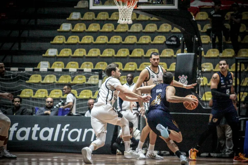 Corinthians perde semifinal para o Mogi e deixa Paulista de Basquete
