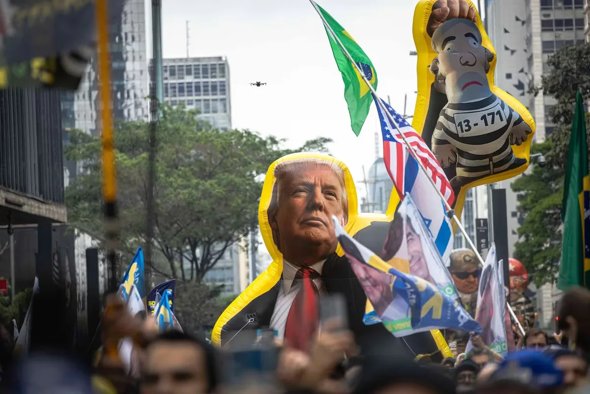 Paulista reúne Flávio Bolsonaro e Tarcísio em ato marcado por críticas ao STF