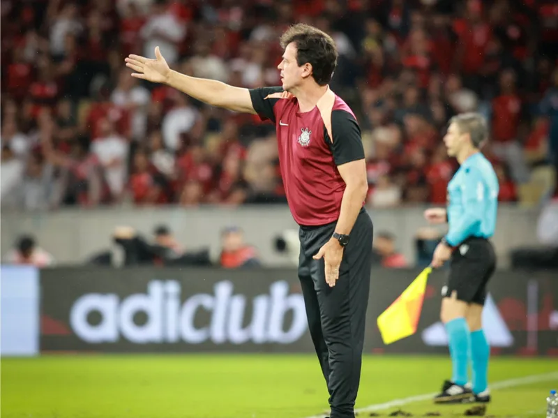 Diniz destaca três convocados e adia discussão sobre pausa no Corinthians
