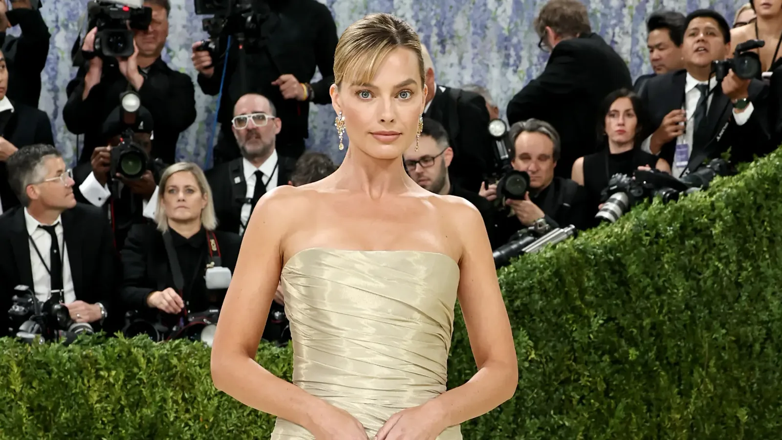 Margot Robbie passa a usar sobrenome do marido em registros empresariais