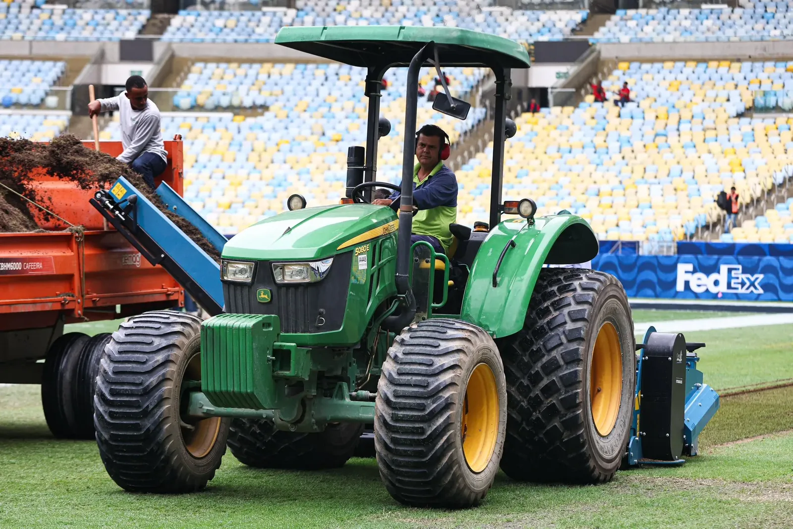 Novo campo do Maracanã será testado por Fluminense e Coritiba
