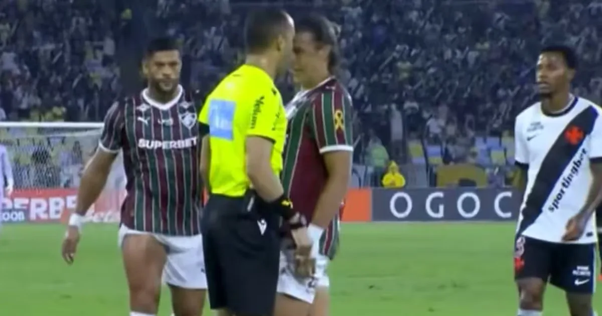 Análise aponta falta de critério em decisões de Davi Lacerda no Brasileirão