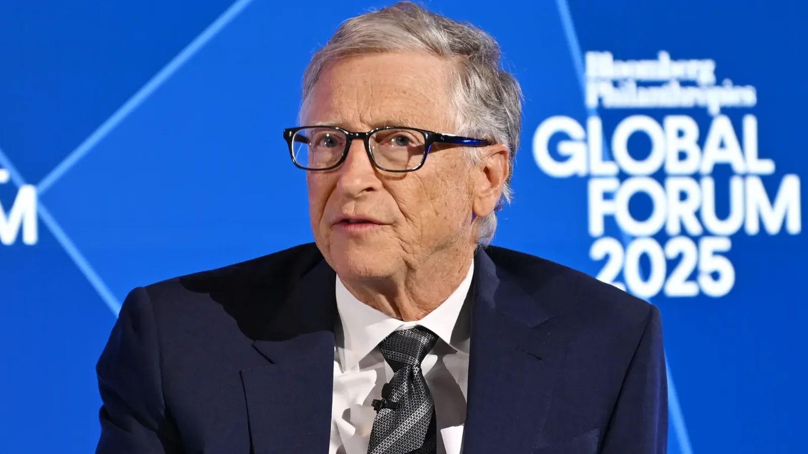 Bill Gates pede regras para IA e alerta para risco de até um bilhão de mortes