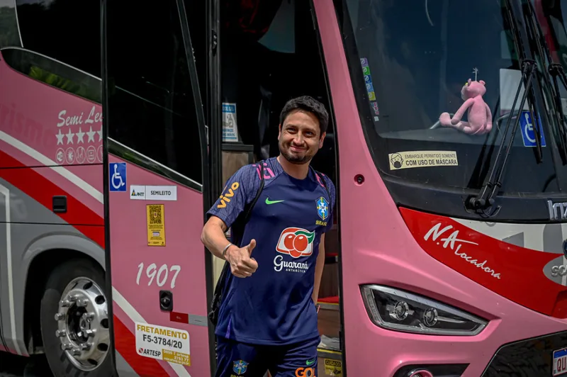 Arthur Elias vai à Neo Química Arena observar semifinal do Corinthians
