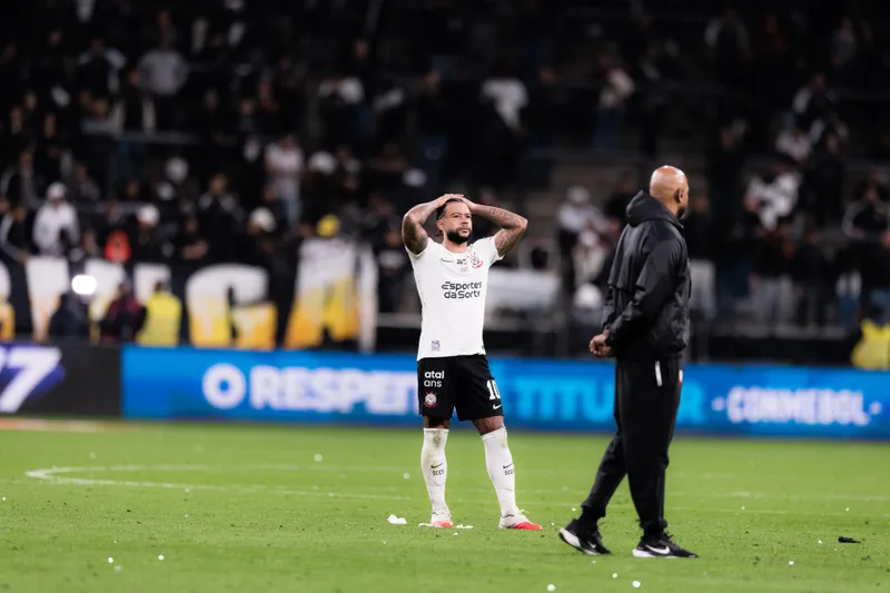 Depay termina eliminação do Corinthians com três pênaltis perdidos no tempo normal