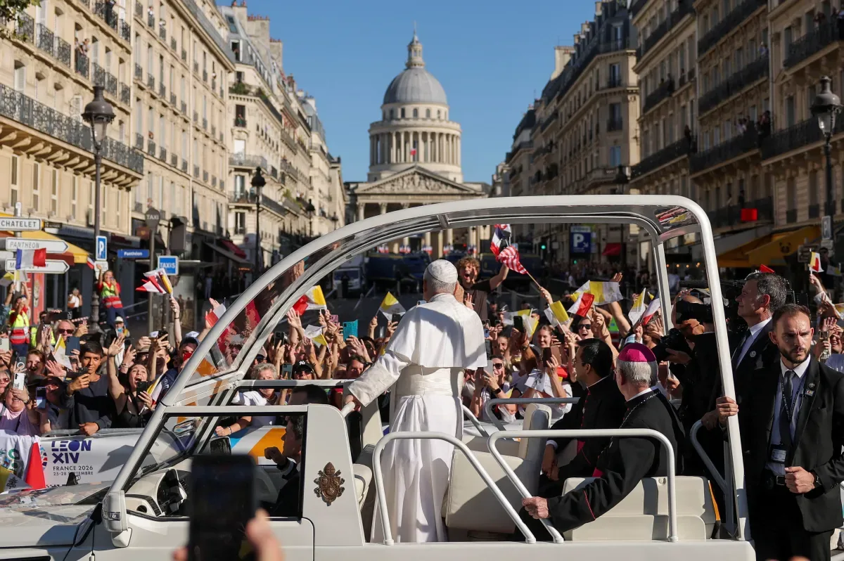 Papa Leão celebra missa para 800 mil pessoas em Paris