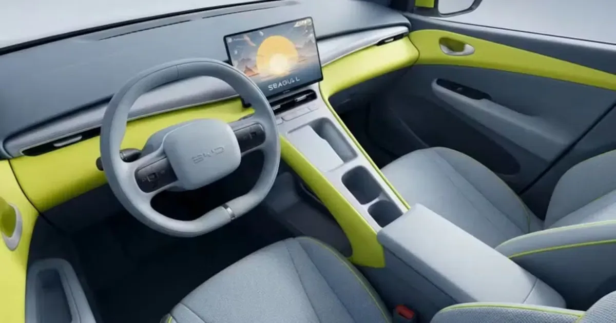 Novo BYD Dolphin Mini abandona painel separado e cresce em tamanho
