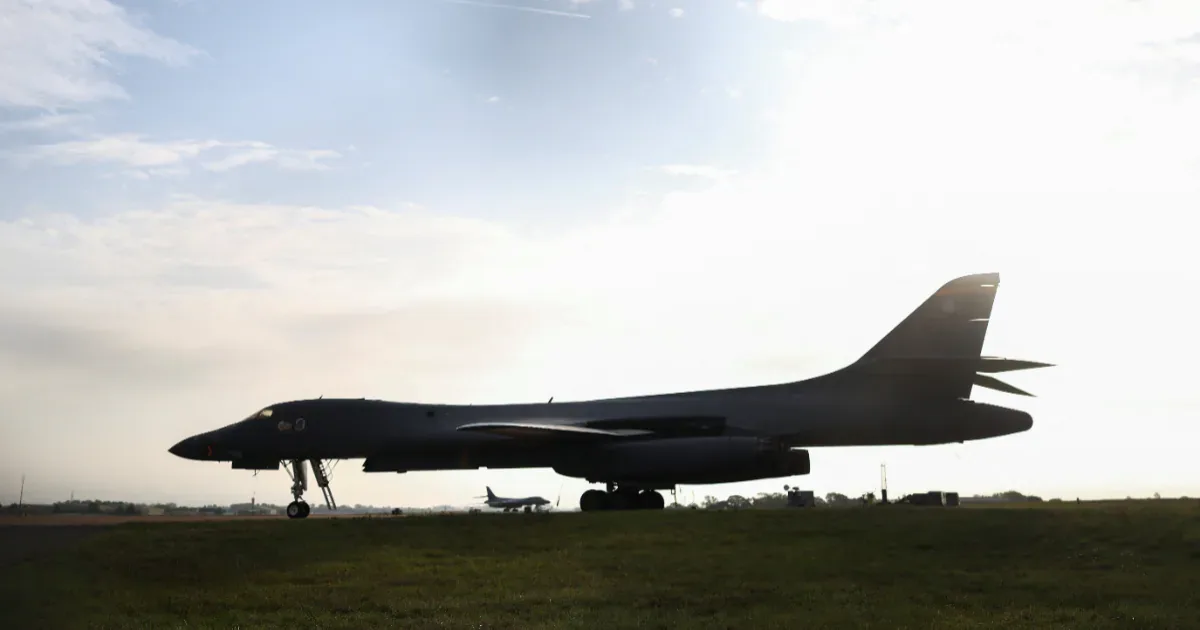 Evacuação de 85 casas acompanha operação policial perto de RAF Fairford