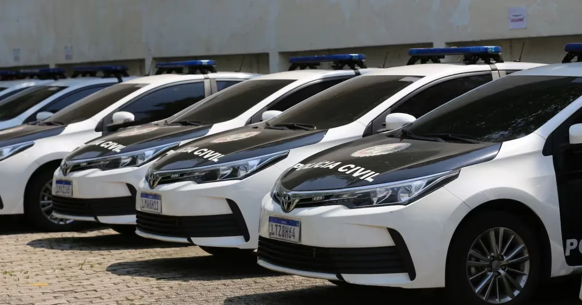 Polícia apura abordagem de adolescente retirada à força de carro estacionado no Rio