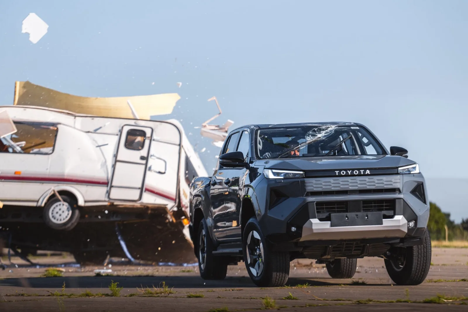 Toyota Hilux recebe trailer de 760 kg sobre o teto em teste estrutural