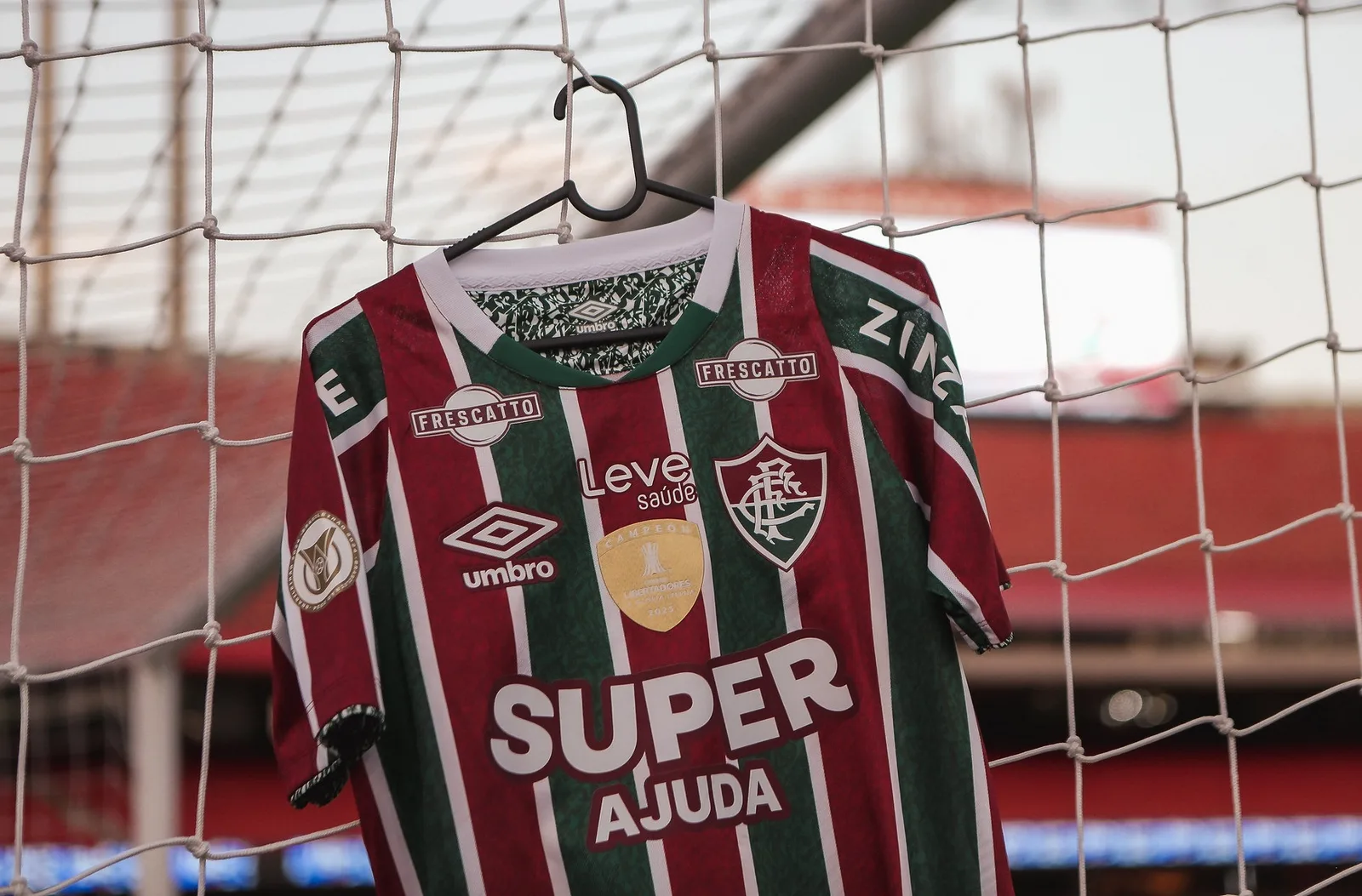 Fluminense prevê prejuízo com camisas em estoque após medida sobre bets