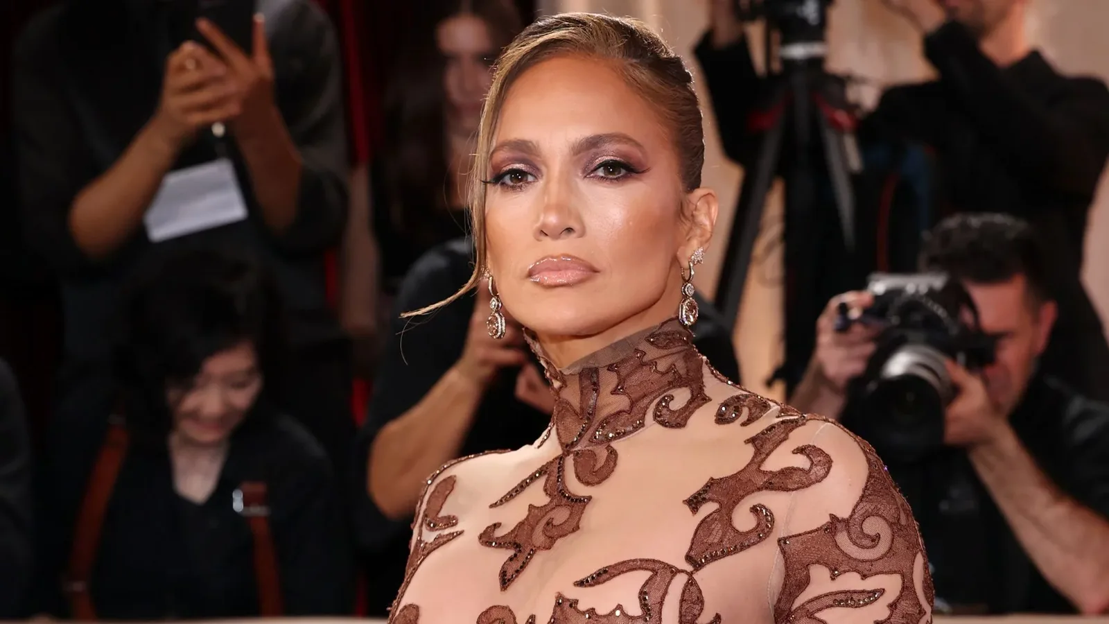 Foto de prisão viraliza após mulher ser comparada a Jennifer Lopez