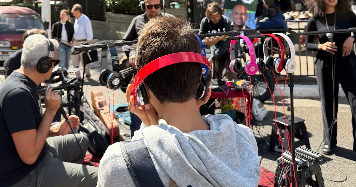 Little Beast leva apresentação com fones à Avenida Paulista aos domingos