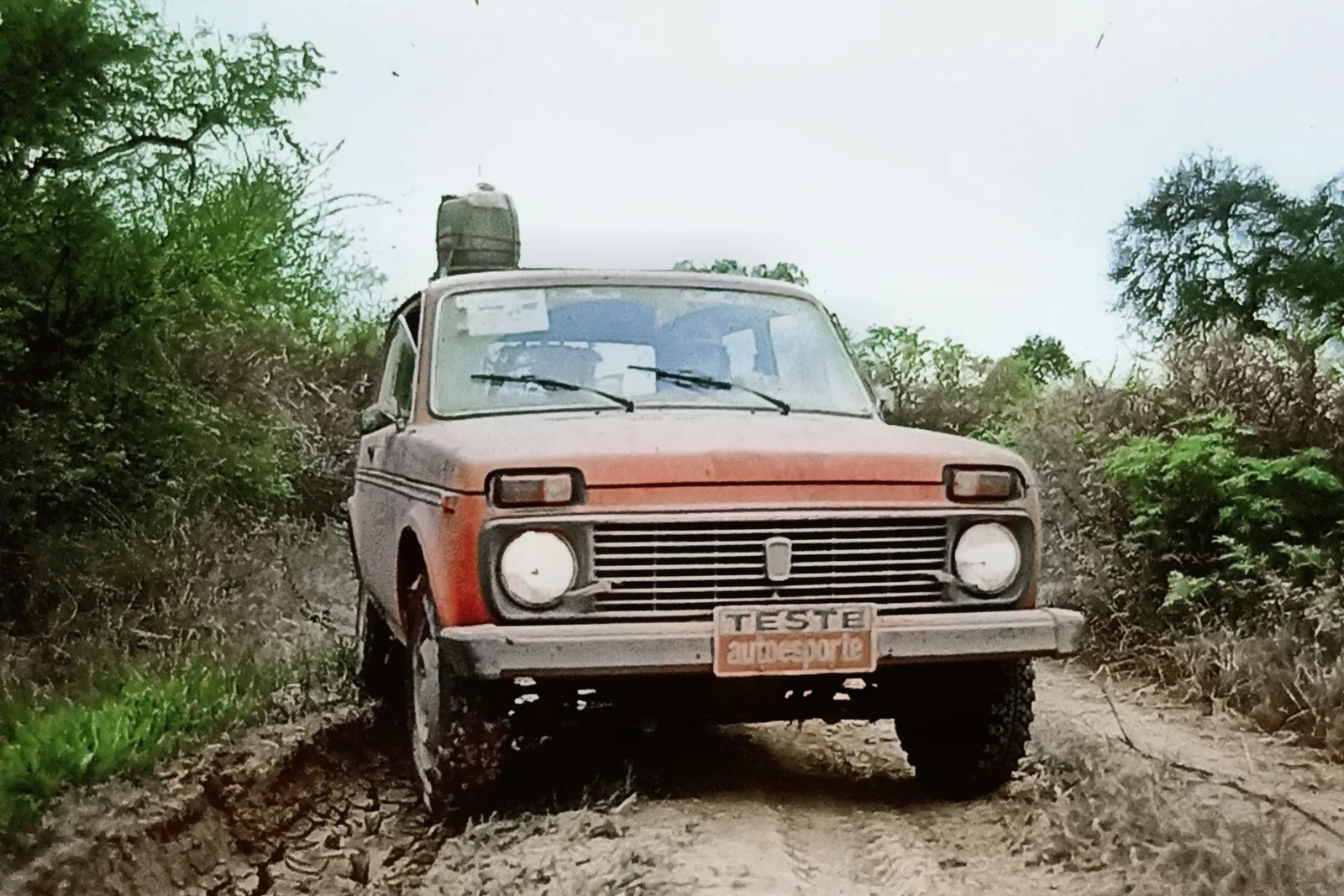 Lada Niva atravessa o Chaco paraguaio durante o Rali Transchaco de 1991