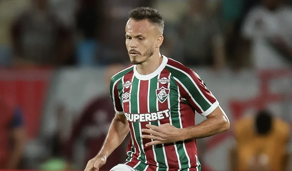 Renê completa 34 anos em meio à disputa por espaço no Fluminense