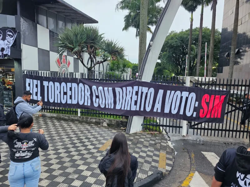 Torcidas do Corinthians pedem aprovação de voto para associados do Fiel Torcedor