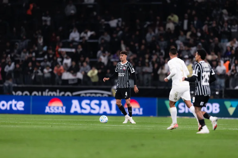 Tchoca inicia partida pelo Corinthians após cirurgia e sequência no banco