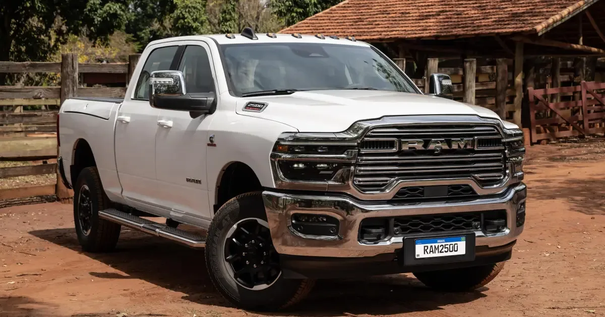 Stellantis chama 1.989 picapes Ram para corrigir falha na câmera de ré