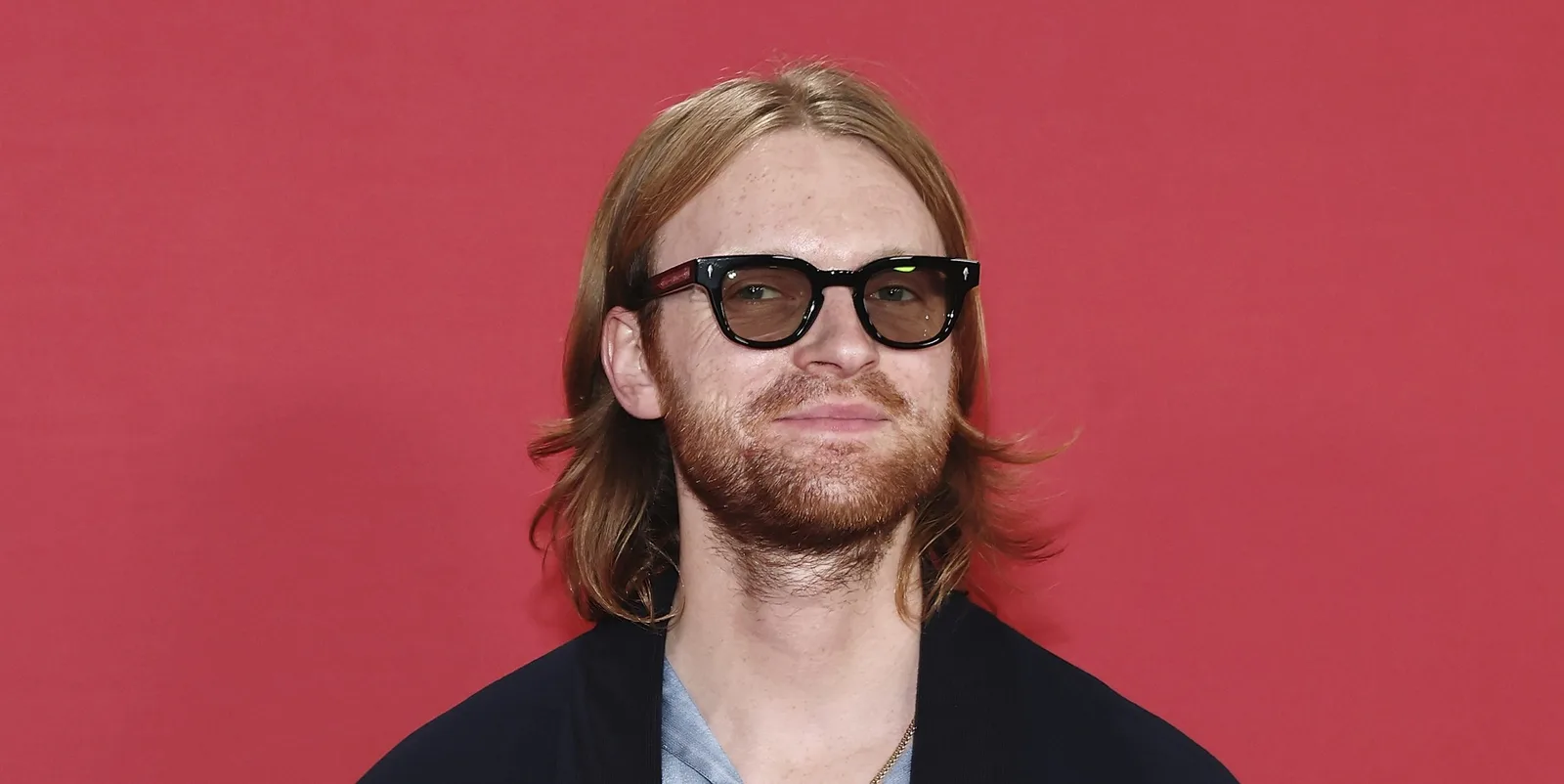 Finneas compara possível eleição de Flávio Bolsonaro ao retorno de Trump