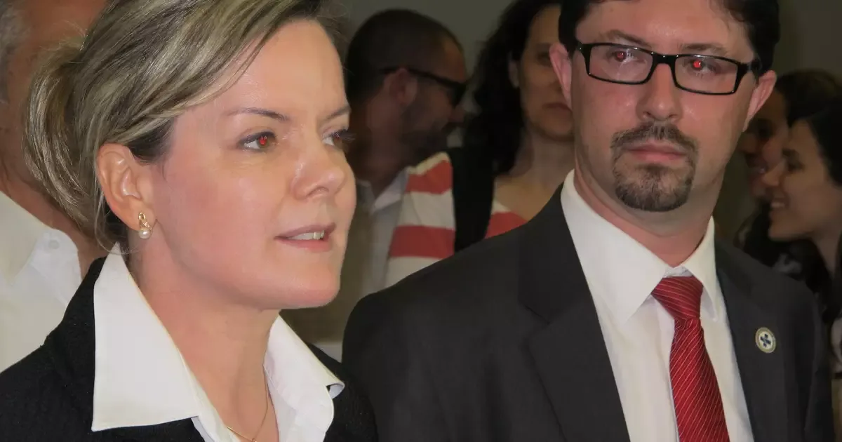 PR: cotada para disputar governo, Gleisi acompanha desembarque de médicos