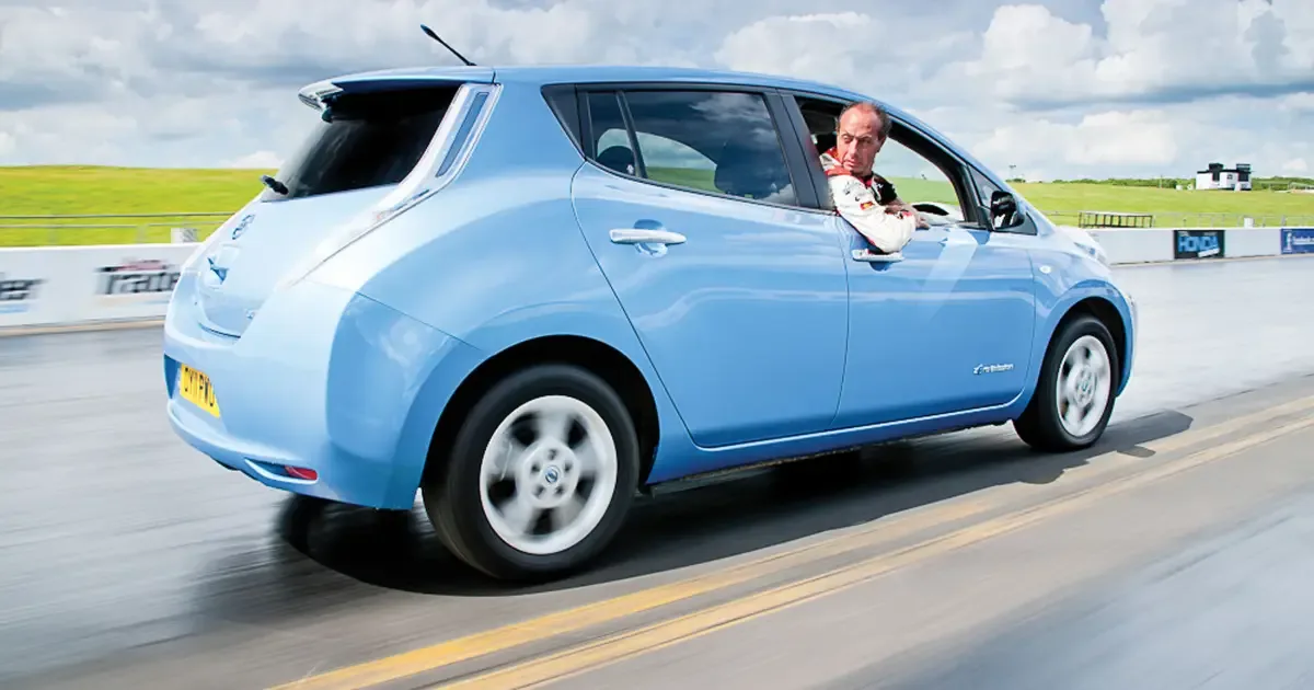 Sistema eletrônico bloqueia a ré de carros elétricos em movimento